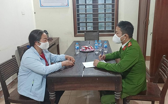 Bà Huệ tại cơ quan Công an.