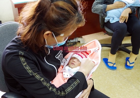 Trương Thị Phiến bế cậu con trai mà cô ta “nhẫn tâm” bán sang Trung Quốc.