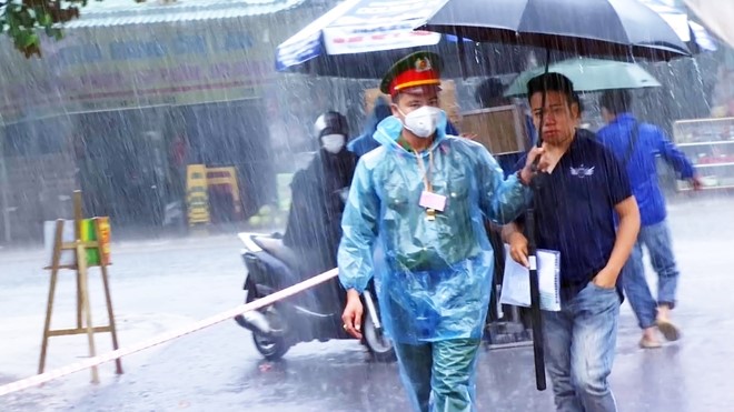 Xúc động những hình ảnh đẹp trong mùa thi