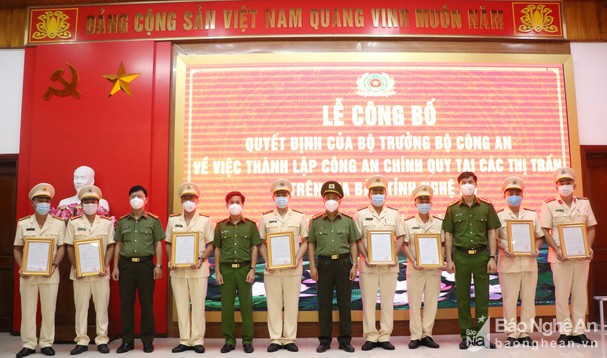 Công bố Quyết định thành lập Công an chính quy tại các thị trấn