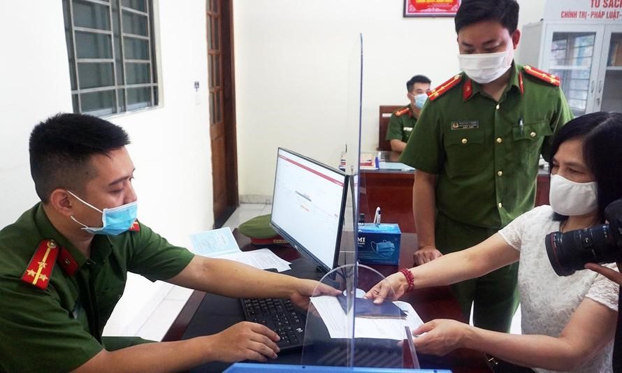 Xin học, giao dịch ngân hàng, chuyển nhượng nhà, đất… thế nào?