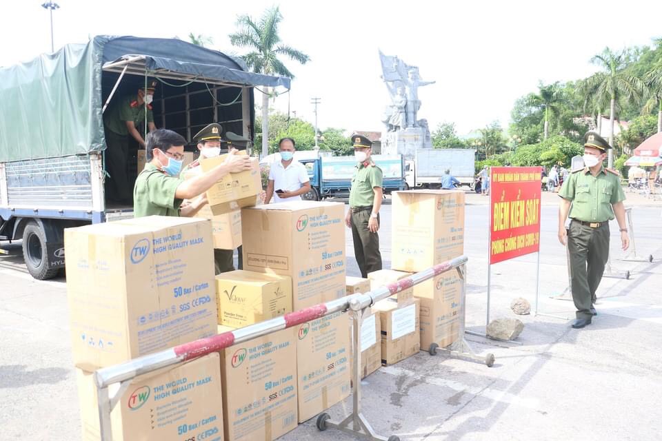 Công an Nghệ An tiếp nhận 50.000 khẩu trang y tế, 200 chai nước rửa tay sát khuẩn và 10.000 găng tay y tế từ Công an Hà Tĩnh