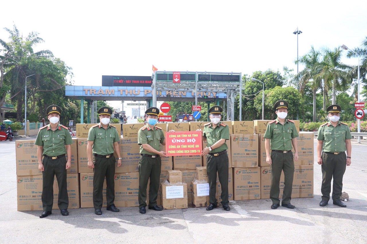 Tặng quà hỗ trợ Công an Nghệ An phòng chống dịch Covid-19