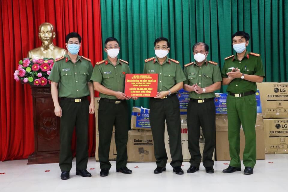 Hội đồng hương Nghệ An tại Học viện ANND tặng 60 triệu đồng và 200 quần áo bảo hộ