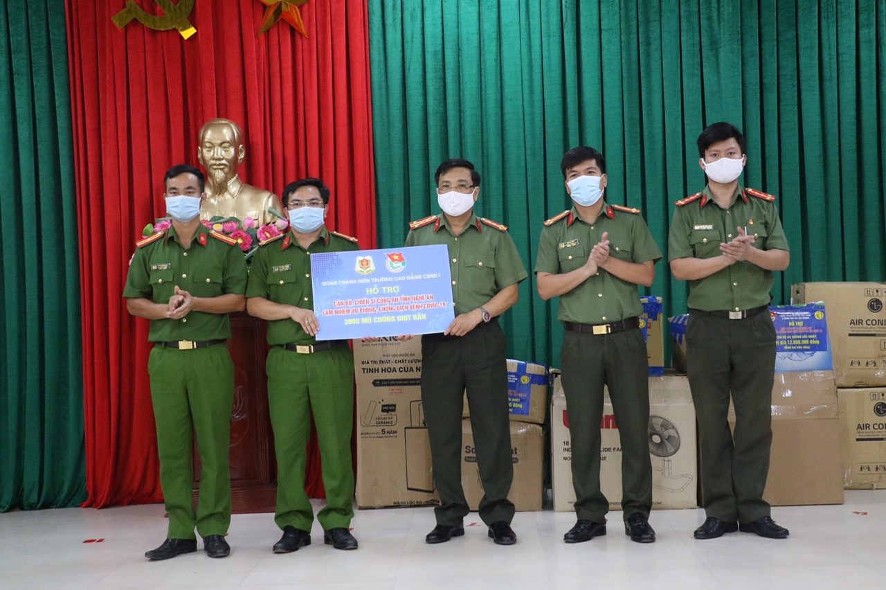 Đoàn thanh niên Cao đẳng CSND1 trao tặng 3.000 mũ chống giọt bắn