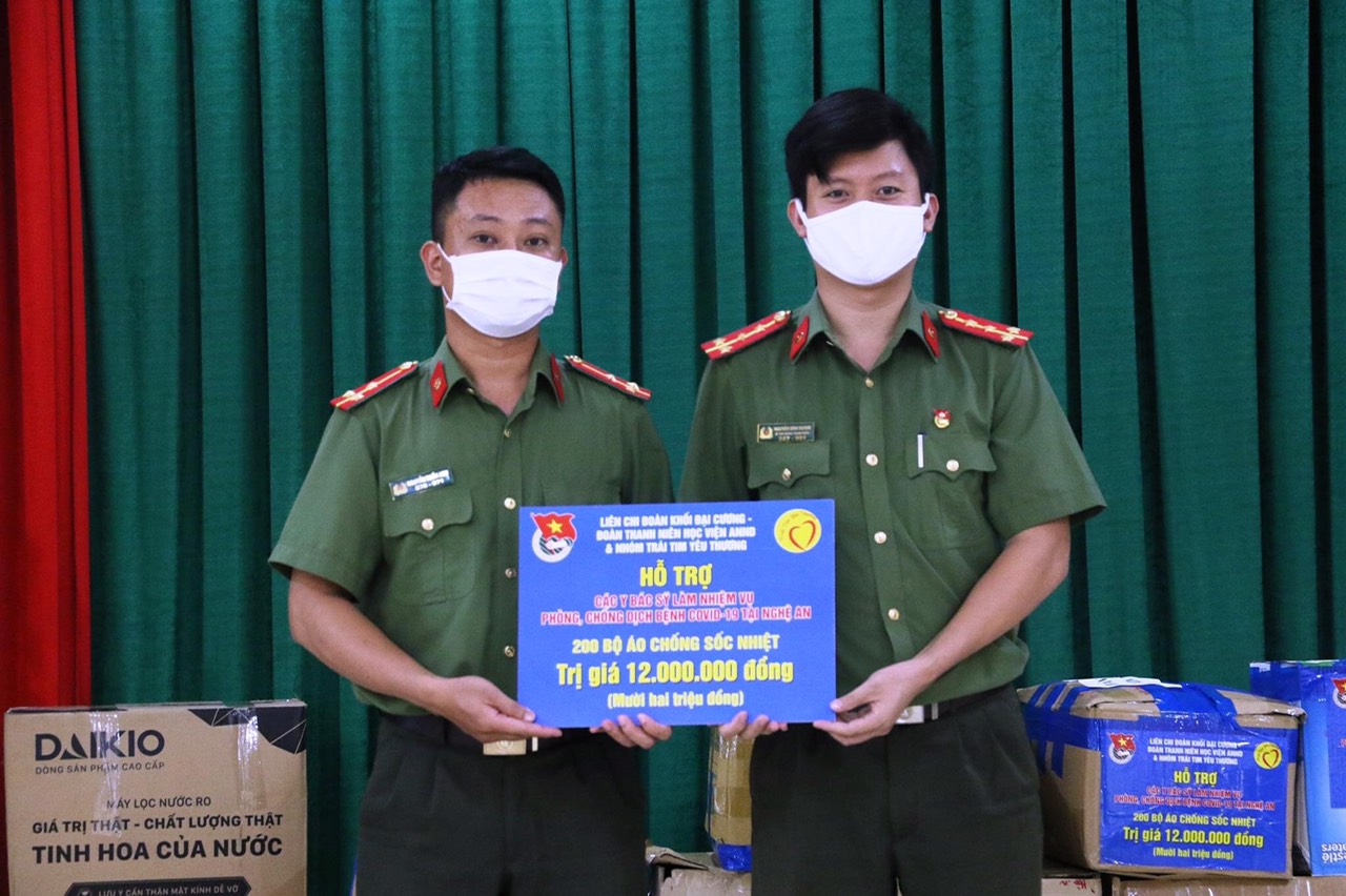 Đoàn thanh niên Học viện ANND trao tặng 200 bộ áo chống sốc nhiệt