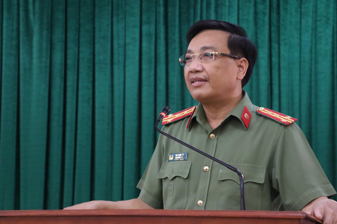 Tặng quà ủng hộ Công an Nghệ An trong phòng, chống dịch Covid-19