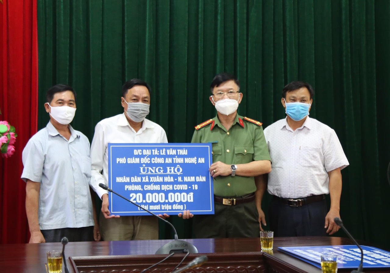 Công an tỉnh tặng quà phòng, chống dịch tại huyện Nam Đàn