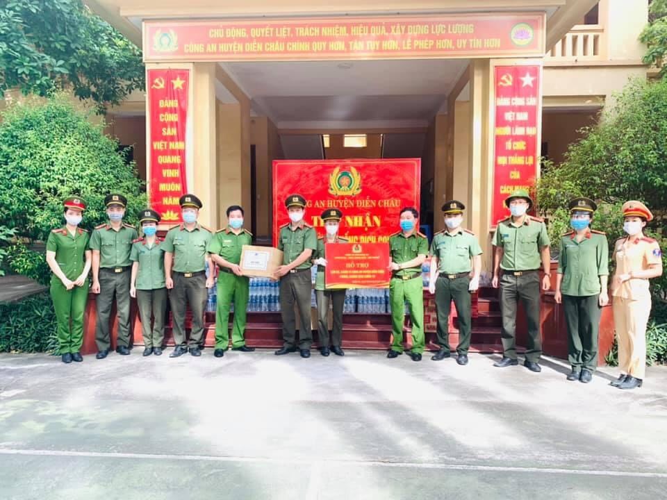 Đoàn Thanh niên, Hội Phụ nữ, Công đoàn Công an Nghệ An tiếp tục hỗ trợ nhu yếu phẩm chống dịch Covid-19