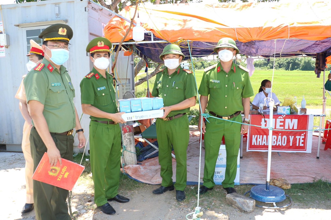 Đại tá Nguyễn Đức Hải, Phó Giám đốc Công an tỉnh kiểm tra các chốt kiểm soát dịch