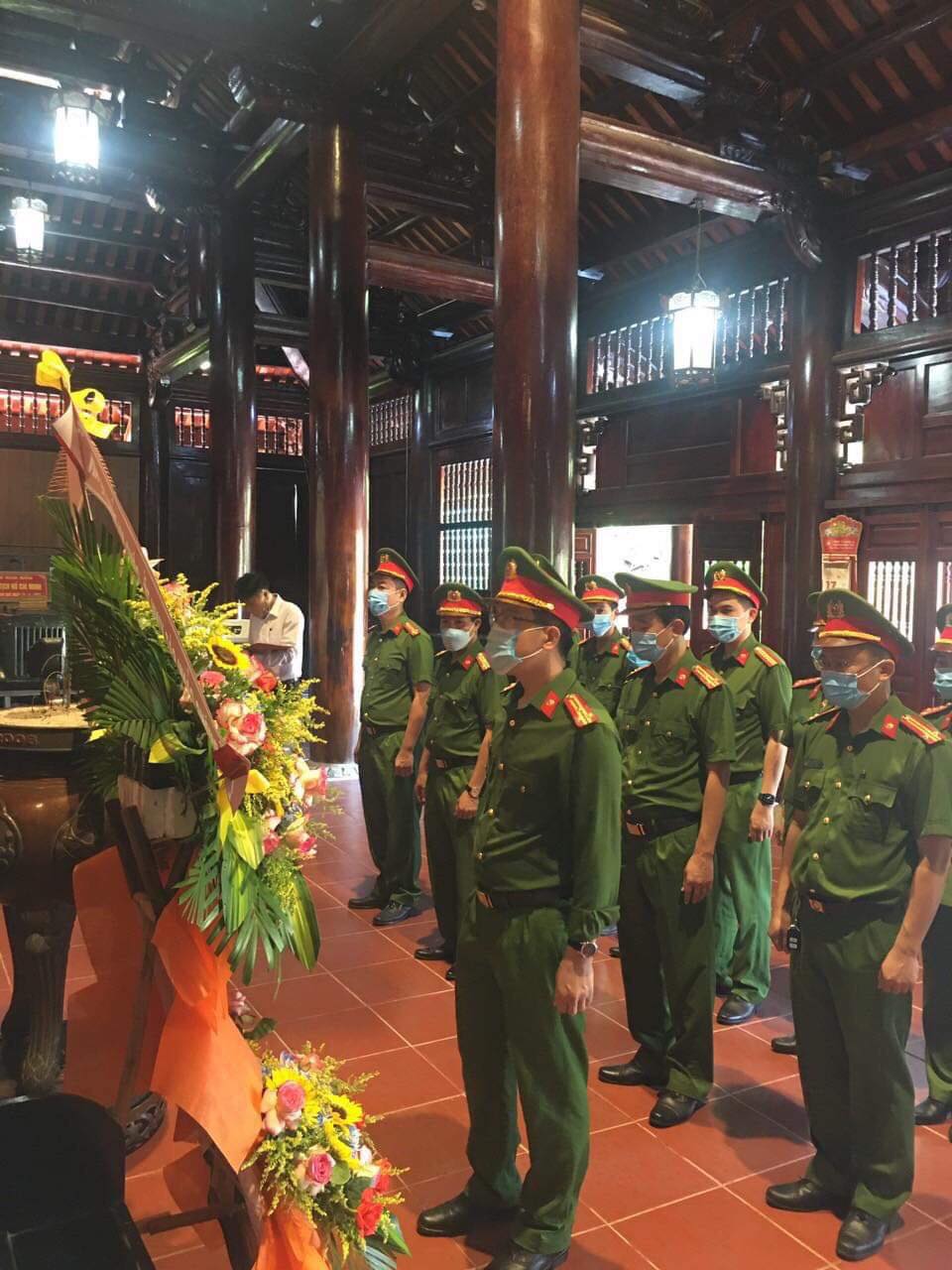 Đoàn công tác dâng hương tưởng niệm Chủ tịch Hồ Chí Minh tại Khu di tích Kim Liên