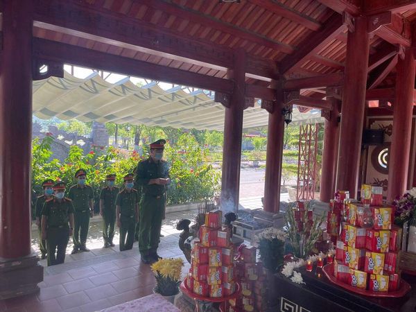 Dâng hương tưởng niệm Chủ tịch Hồ Chí Minh và các anh hùng liệt sỹ