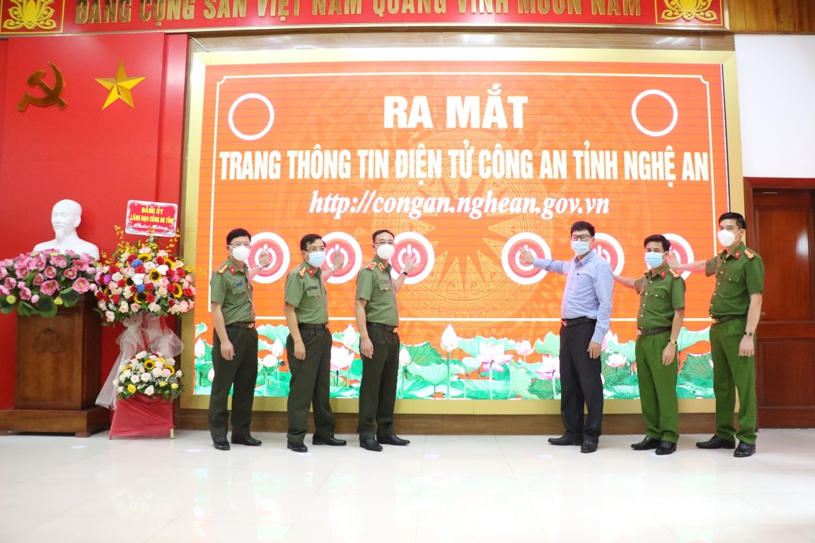 Lãnh đạo Công an tỉnh và Cổng Thông tin điện tử tỉnh Nghệ An bấm nút khởi động Trang Thông tin điện tử Công an Nghệ An. Ảnh: Vương Linh