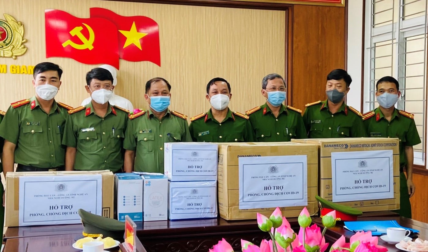 Trao tặng vật tư y tế phòng, chống dịch cho Trại tạm giam Công an tỉnh