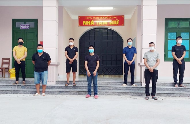 Các đối tượng bị bắt về hành vi đánh bạc.