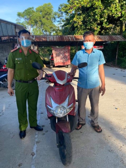 Công an xã Khánh Sơn bàn giao lại tài sản cho người đại diện anh Võ Ngọc Nguyên.