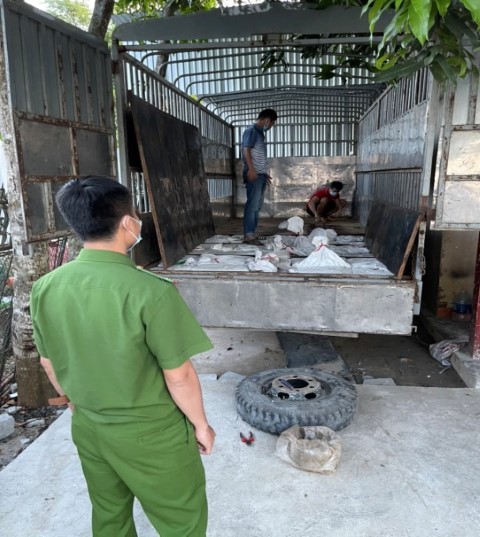 Tại thời điểm kiểm tra, lực lượng chức năng phát hiện 240 bao tải quặng thiếc có tổng trọng lượng khoảng 12 tấn không có đầy đủ các loại giấy tờ hợp pháp.