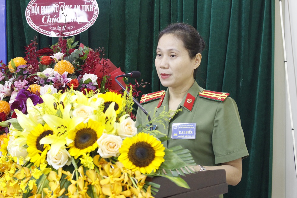 Thượng tá Nguyễn Việt  Hà, Chủ tịch Hội Phụ nữ Công an tỉnh phát biểu tại Đại hội