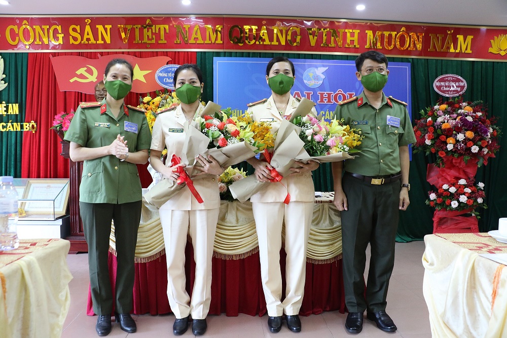  Lãnh đạo Hội Phụ nữ Công an tỉnh và Phòng Tổ chức cán bộ tặng hoa chúc mừng Đại hội