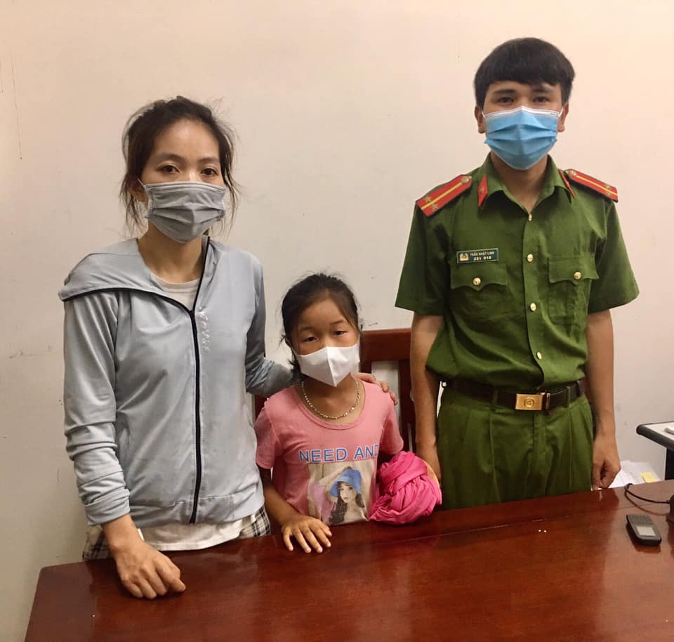 Cán bộ Công an bàn giao cháu bé bị lạc cho gia đình