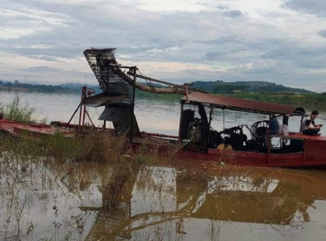 Máy móc, phương tiện các đối tượng sử dụng để khai thác khoảng sản trái phép bị lực lượng chức năng thu giữ