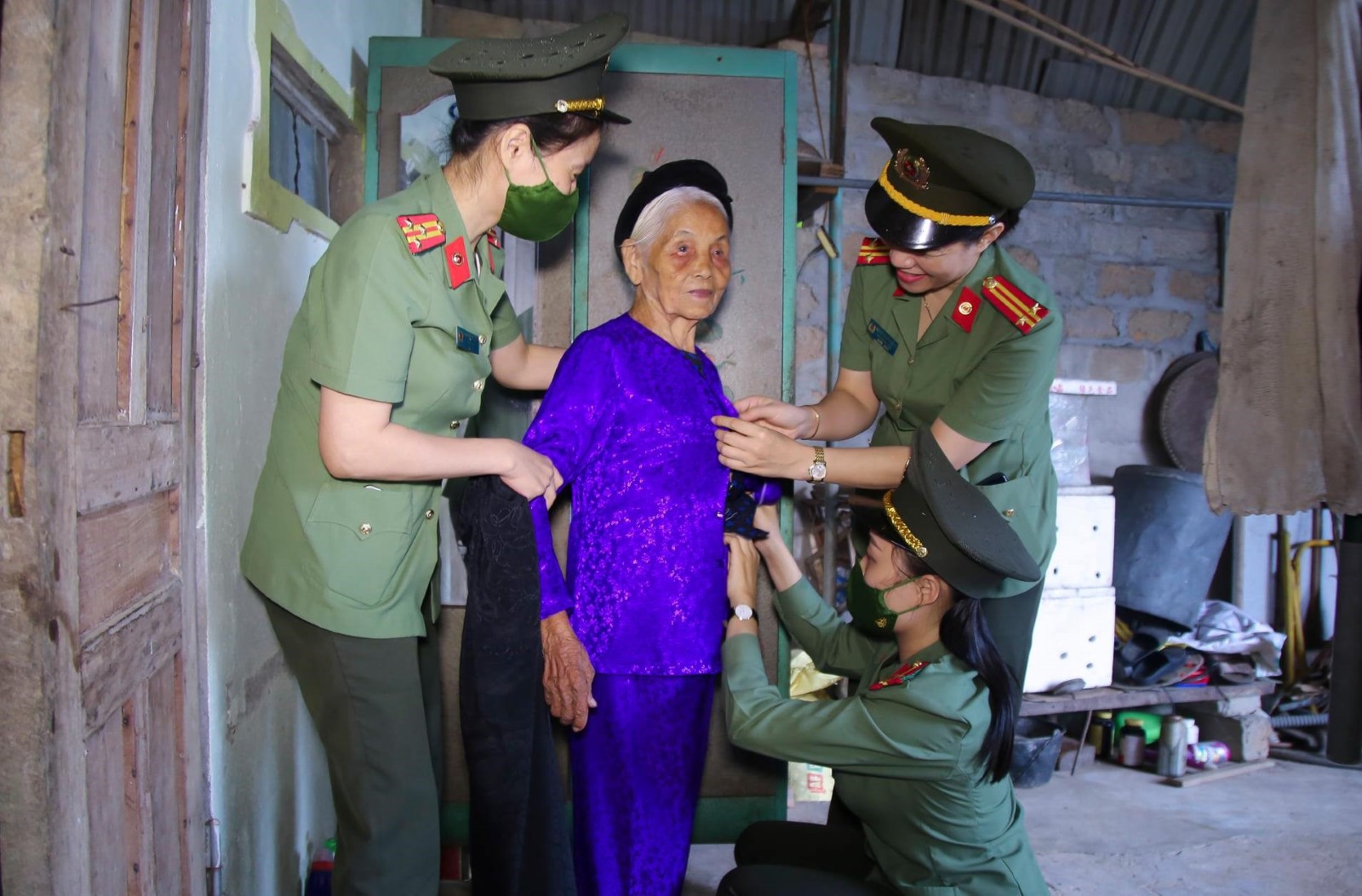 Phụ nữ, Thanh niên, Công đoàn Công an Nghệ An mua áo mới và tặng quà động viên mẹ Việt Nam anh hùng Nguyễn Thị Năm (94 tuổi), tại xã Thanh Lĩnh, huyện Thanh Chương.