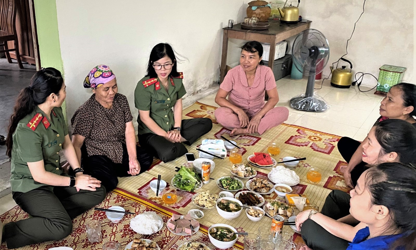 “Bữa cơm tri ân” do Phụ nữ, thanh niên, công đoàn Phòng Tham mưu tổ chức tại nhà mẹ Nguyễn Thị Ngoan tại xã Hưng Tây, huyện Hưng Nguyên. Mẹ là vợ liệt sỹ hy sinh tại chiến trường miền Nam khi các con còn nhỏ.