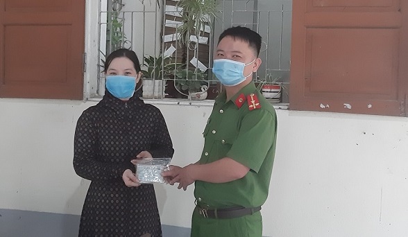 Công an xã trao trả tài sản cho người đánh rơi