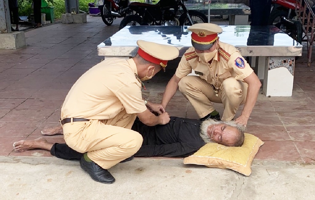 Cảnh sát Giao thông Công an thị xã Cửa Lò kịp thời sơ cứu ông Năm khi gặp nạn. 