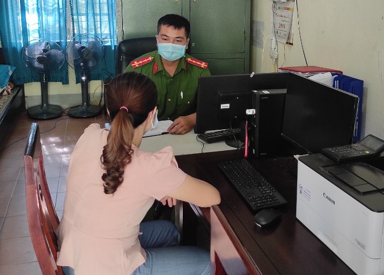 Đại úy Nguyễn Anh Tuấn, Trưởng Công an xã Đồng Văn, huyện Quế Phong trao đổi công việc với người dân