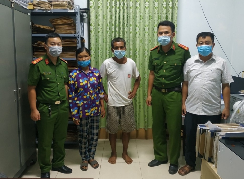 Công an xã giúp đỡ người đi lạc về với gia đình