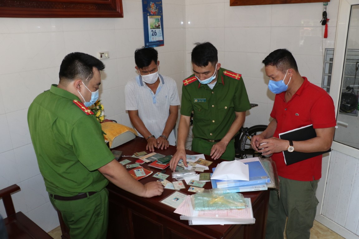 Lực lượng Công an thu nhiều tài liệu liên quan đến hành vi cho vay lãi nặng của Nguyễn Sỹ Hải