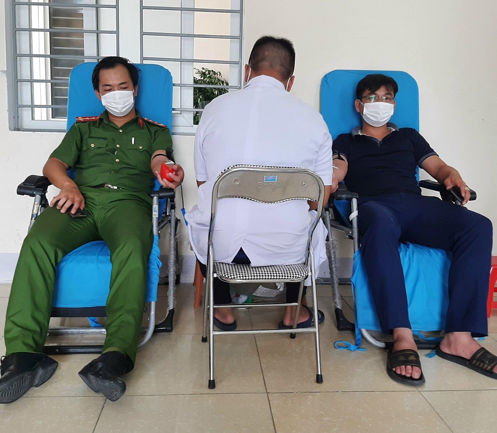 04 chiến sỹ Câu lạc bộ “Ngân hàng máu sống” khẩn trương hiến máu giúp các bệnh nhân qua cơn nguy kịch