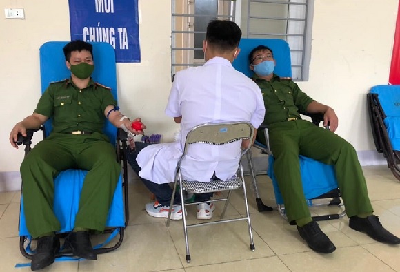 04 chiến sỹ hiến máu, giúp 02 bệnh nhân qua cơn nguy kịch