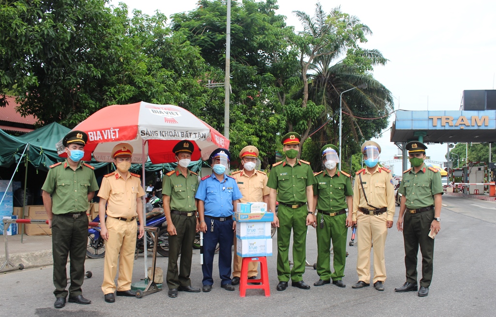 Đại tá Cao Minh Huyền, Phó Giám đốc Công an tỉnh kiểm tra, thăm tặng quà động viên lực lượng tham gia chốt kiểm soát dịch cầu Bến Thủy 1
