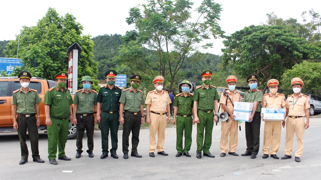 Đại tá Cao Minh Huyền, Phó Giám đốc Công an tỉnh kiểm tra, thăm, tặng quà động viên lực lượng tham gia chốt kiểm soát dịch cầu Bến Thủy 2