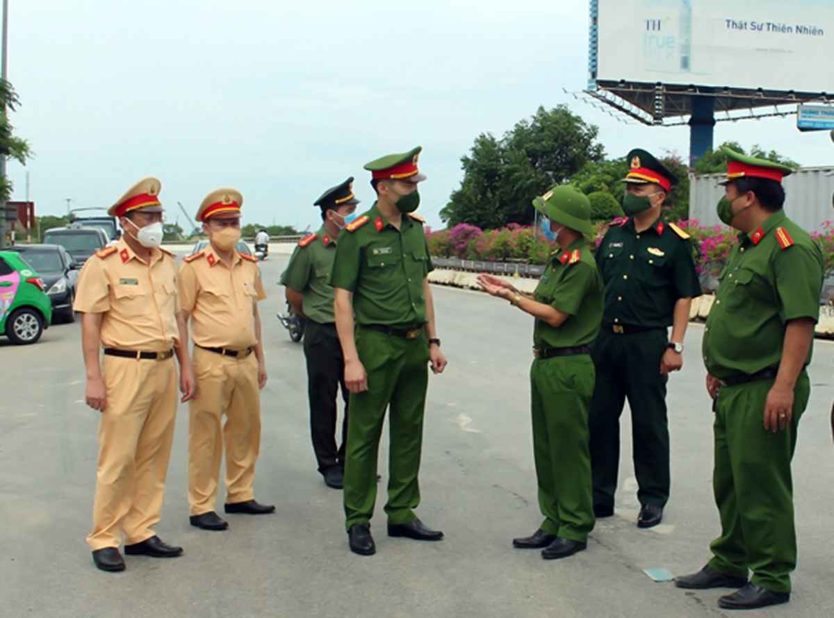 Công an tỉnh Nghệ An kiểm tra các chốt kiểm soát dịch Covid-19