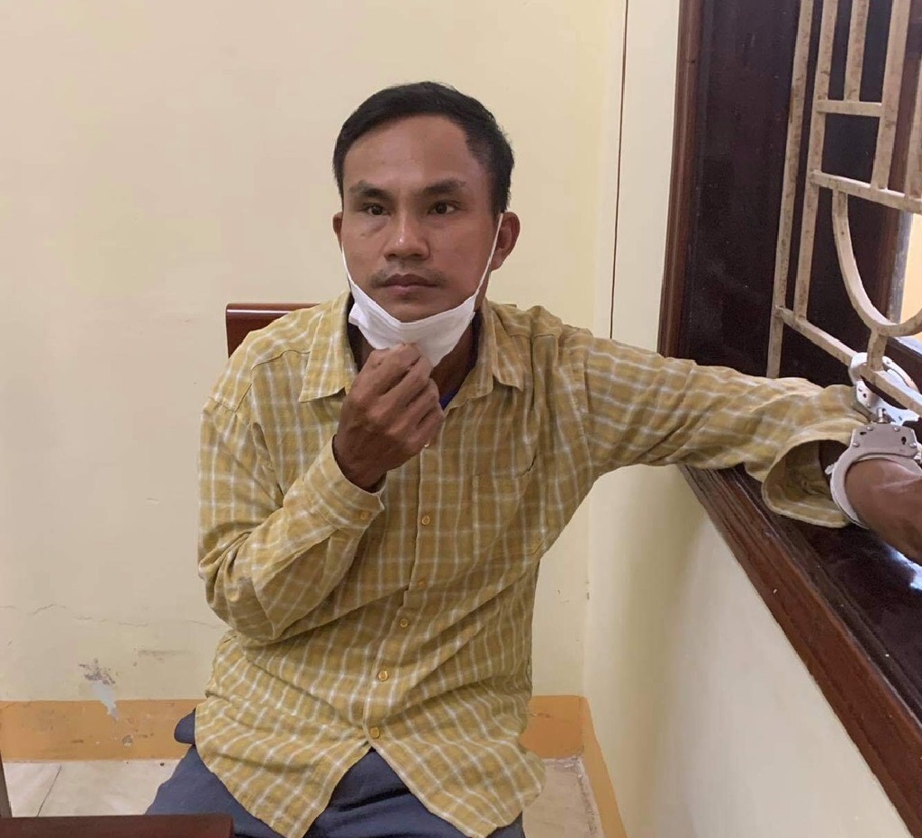 Đối tượng Lê Duy Dương bị Công an huyện Hưng Nguyên bắt giữ với sự giúp đỡ của người dân