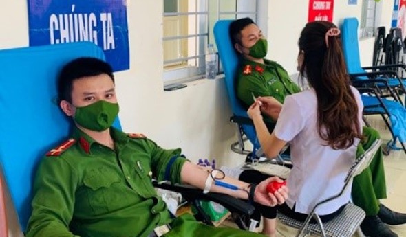 Cán bộ Công an Nghệ An hiến máu cứu sống sản phụ sinh mổ