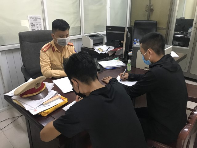 Đội Cảnh sát giao thông - trật tự Công an thành phố Vinh xử lí các trường hợp vi phạm