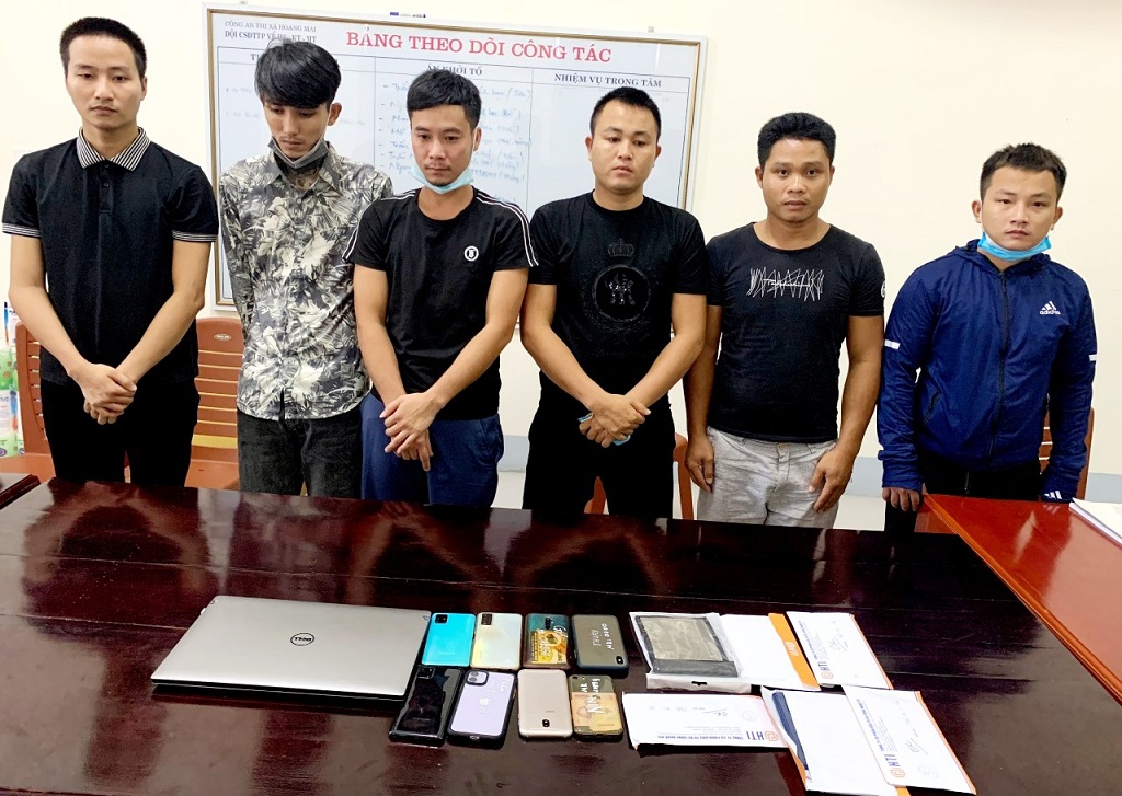 06 đối tượng trong đường dây cá độ bóng đá với hơn 800 triệu đồng cùng tang vật bị Công an thị xã Hoàng Mai bắt giữ