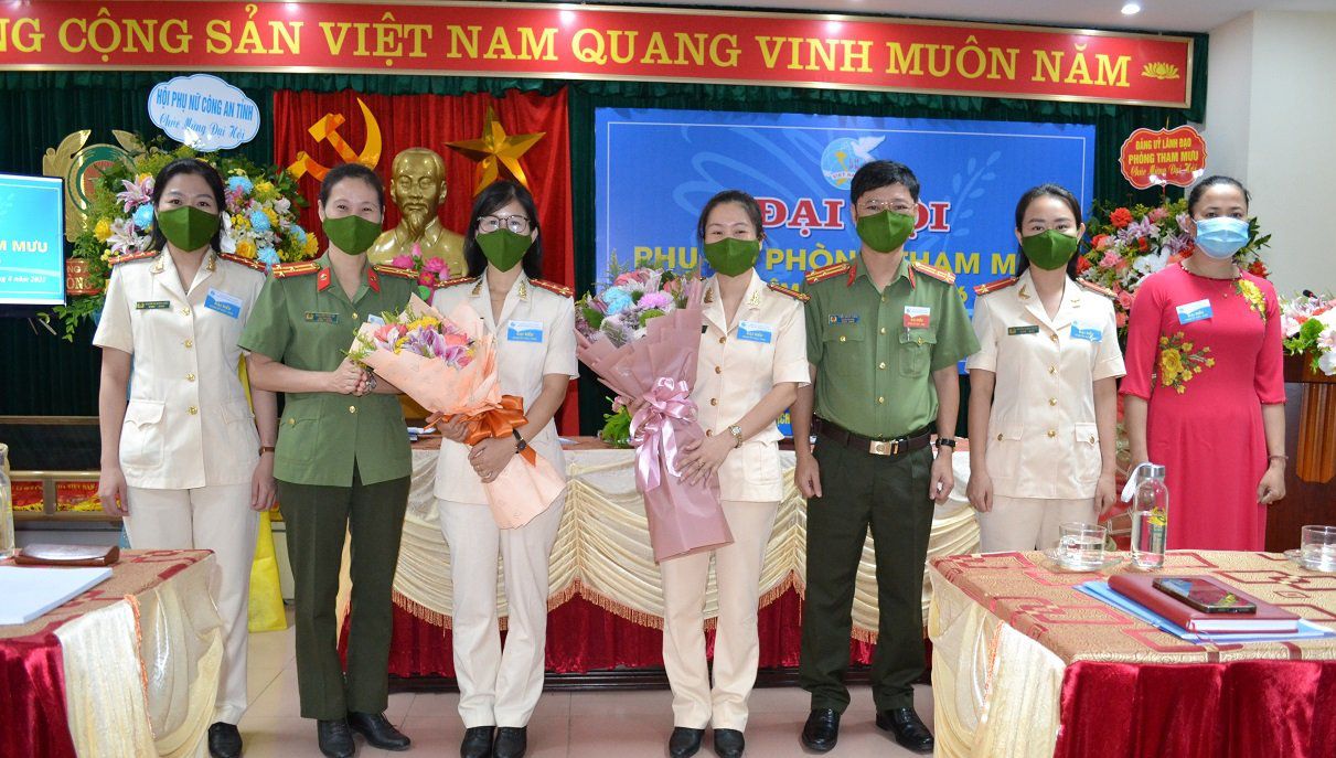 Các đại biểu tặng hoa chúc mừng Đại hội
