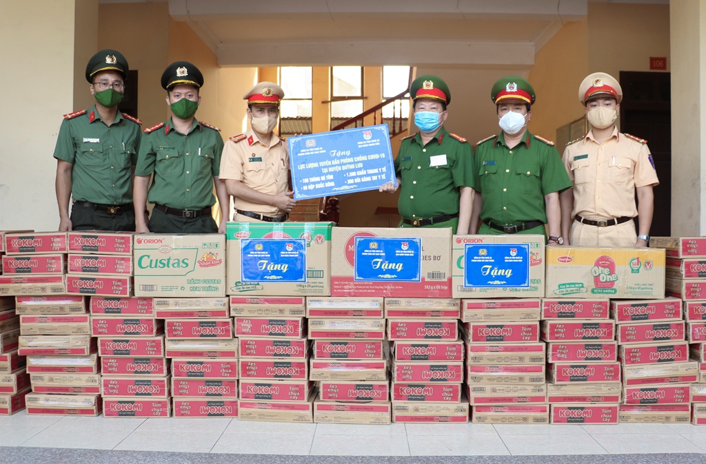 Trao tặng nhiều phần quà thiết thực cho lực lượng làm nhiệm vụ phòng chống dịch tại huyện Quỳnh Lưu