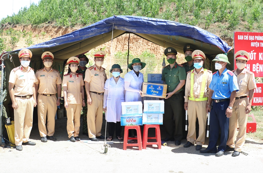 Thăm hỏi, động viên và trao quà tại chốt kiểm dịch trên tuyến đường Hồ Chí Minh, nơi tiếp giáp với tỉnh Hà Tĩnh, địa phận huyện Thanh Chương.