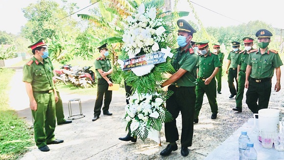 Công an tỉnh Nghệ An thăm hỏi, chia buồn cùng gia đình Trung úy Nguyễn Văn Chiến