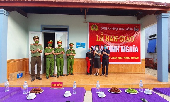 Công an huyện Con Cuông bàn giao nhà tình nghĩa tặng người nghèo