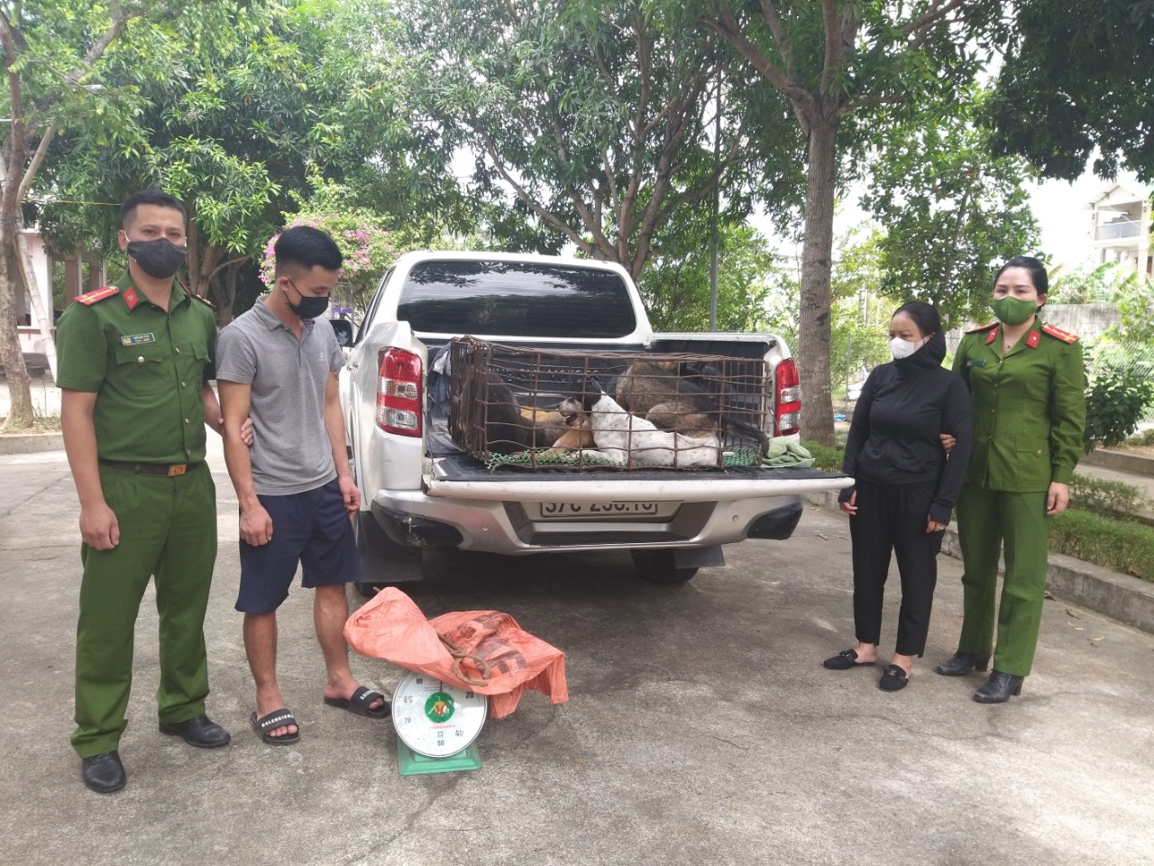 02 đối tượng Nguyễn Văn Thuyên và Lương Thị Bích Ngọc cùng tang vật bị bắt ngày 30/7/2021