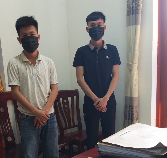 Đối tượng Nguyễn Văn Duyệt (phải)  và Nguyễn Hồng Cương ra đầu thú ngày 06/8/2021