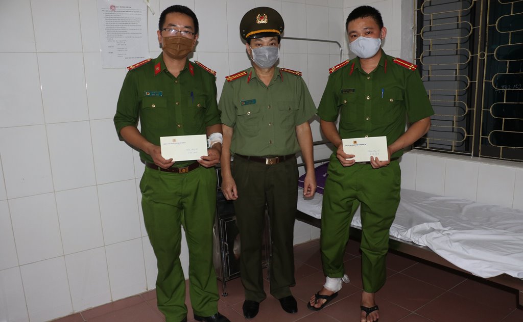 Thăm hỏi động viên cán bộ chiến sỹ bị thương khi vây bắt tội phạm ma túy