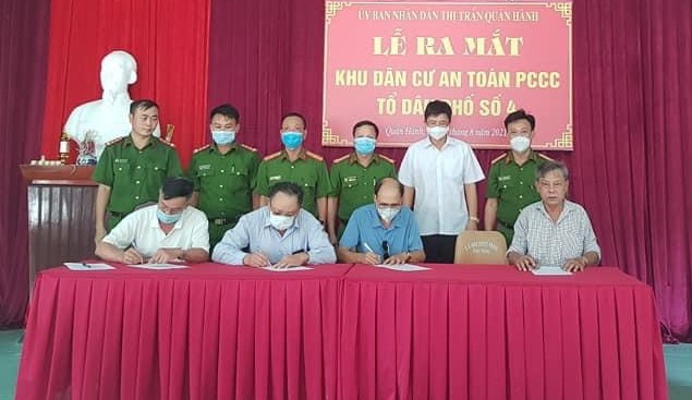 Các đơn vị ký cam kết giao ước thi đua phong trào toàn dân tham gia phòng cháy, chữa cháy